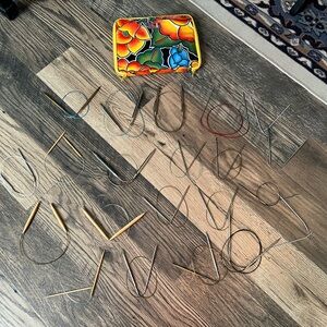 Oilcloth zippered knitting needle carrying care and 21 pairs of circular needles